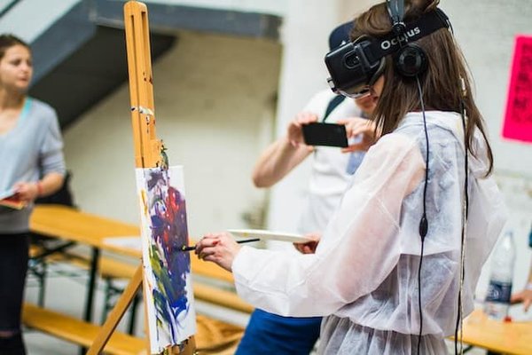 Comment les galeries d'art peuvent-elles utiliser la réalité virtuelle pour rendre l'art plus accessible aux personnes à mobilité réduite ?